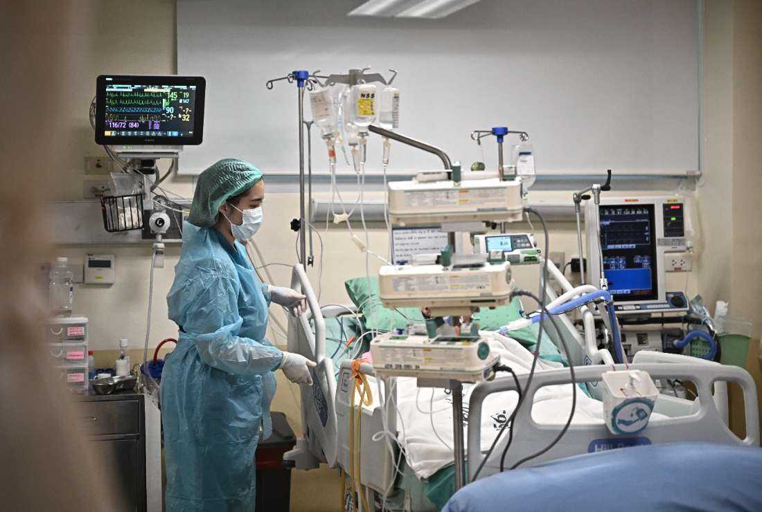 Medical staff attend to a patient with acute respiratory issues at the Central Chest Institute of Thailand in Bangkok on April 21