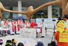 Korean Catholics conduct street Mass as part of climate march