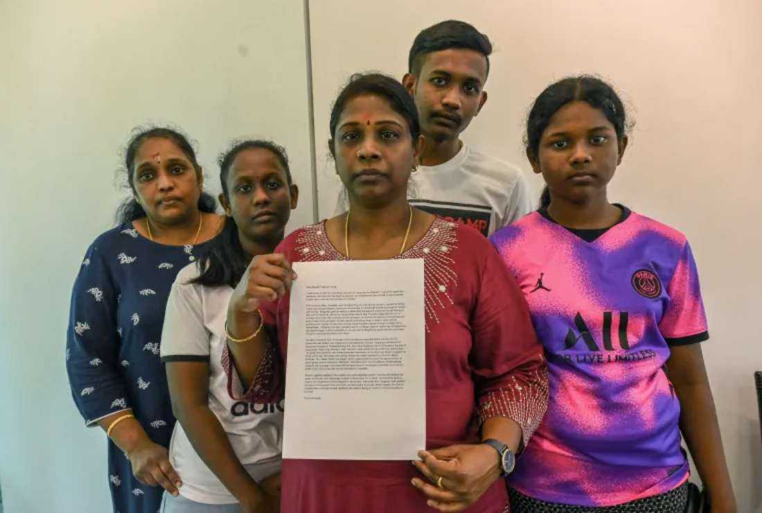 Leelavathy Suppiah (center), sister of Tangaraju Suppiah, holds a letter to the Singaporean president appealing for clemency